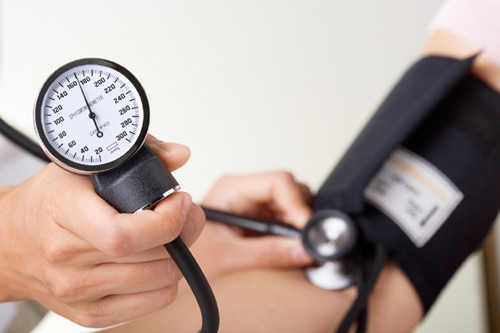 Một trong những bệnh tật nguy hiểm đầu tiên người béo đối diện là tình trạng cao huyết áp. Ước tính, những người thừa cân có nguy cơ cao huyết áp gấp đôi so với người có cân nặng chuẩn, khỏe mạnh.