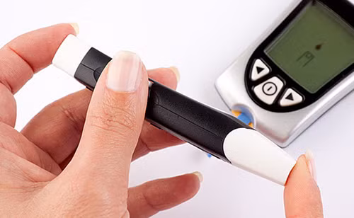 Béo phì còn khiến hormone insulin do tuyến tụy tiết ra hoạt động không hiệu quả, không thể giúp tế bào của cơ thể hấp thu đường. Lúc này, tuyến tụy sẽ cố gắng sản sinh nhiều insulin hơn. Nếu tình trạng kéo dài, thì việc sản sinh insulin của tuyến tụy sẽ giảm đi và khi đó người béo dễ mắc bệnh tiểu đường type 2.