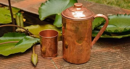 Giới chuyên môn tin rằng, uống nước trong ấm tách chất liệu đồng trong vòng 16 giờ góp phần loại bỏ vi khuẩn có hại. Mặt khác, điện tích dương và các phân tử đồng ngấm vào nước còn mang lại lợi ích sức khỏe như kháng viêm, kháng khuẩn, chống ung thư…