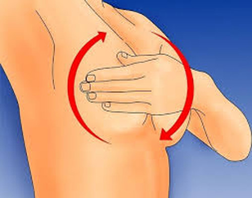 “Chỉ cần kiểm tra ngực là đủ”. Hầu hết chị em đều nhầm tưởng ung thư vú chỉ liên quan vùng ngực mà không biết rằng tế bào ung thư có thể xuất hiện ở bất cứ chỗ nào từ hạch bạch huyết ở nách tới hạch bạch huyết ở cổ. Chính vì vậy, khi kiểm tra bạn nên chú ý đến khu vực xung quanh ngực, xương đòn và nách.