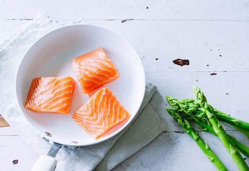 Cá hồi. Say xỉn trong ngày trọng đại là không ai mong muốn. Để không đối diện cảnh này, chuyên gia sức khỏe khuyên bạn uống càng ít rượu càng tốt. Bên cạnh đó, ăn nhiều thực phẩm lành mạnh chứa protein và chất béo tốt như cá hồi sẽ mang lại tác dụng làm chậm quá trình hấp thu rượu vào máu.