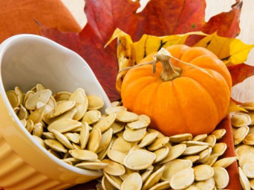 Hạt bí ngô. Nếu là người thích ăn vặt, bạn không nên lựa chọn những món đồ như bim bim, xúc xích, bánh kẹo… Thay vào đó, bạn nên lựa chọn hạt bí ngô để tận dụng năng lượng, chất magie dồi dào. Dùng hạt bí ngô còn ngăn ngừa tình trạng đầy hơi nếu trót ăn quá nhiều đồ.