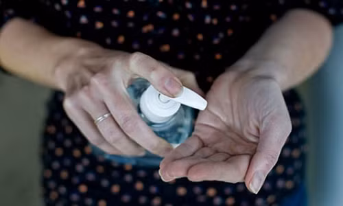  Nước rửa tay thường được biết đến với công dụng diệt khuẩn, vệ sinh chân tay. Rất ít người biết rằng lượng cồn trong chúng chiếm tới 60 – 85%.