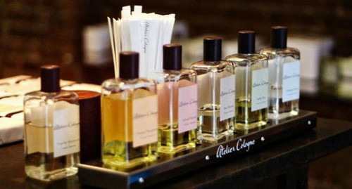 Các loại nước hoa, đặc biệt các loại nước hoa nam chứa tới 50 – 90% là cồn. Chính vì vậy bạn chỉ nên sử dụng ngoài da, tránh uống trực tiếp gây nguy hiểm sức khỏe.