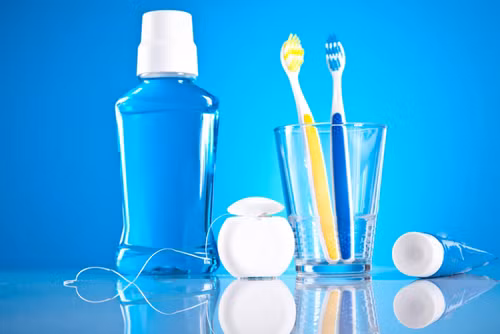 Chuyên gia tiết lộ, nước súc miệng bạn sử dụng mỗi sáng cũng chứa cồn. Thậm chí, một vài sản phẩm chứa tới 30% cồn nên bạn có thể say nếu uống vài ngụm.