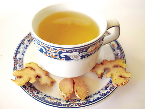 Lúc này, bạn chỉ cần cho vài lát gừng tươi vào ly nước nóng, đợi nguội là có thể thưởng thức. Nếu không, sử dụng vài thìa bột gừng cho vào ly nước ấm cũng nhận được tác dụng tích cực.