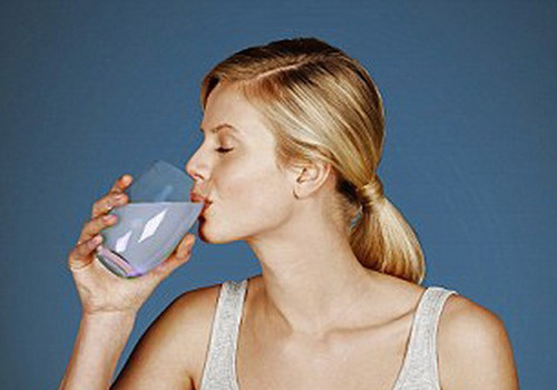 Đất sét bentonit. Đất sét bentonit có khả năng tạo ra sự "tích điện". Khi tiếp xúc với chất lỏng, thành phần điện của nó thay đổi, tạo cho nó khả năng hấp thụ các chất độc. Bentonite được biết đến với khả năng hấp thụ và loại bỏ chất độc, kim loại nặng, tạp chất và các hóa chất.