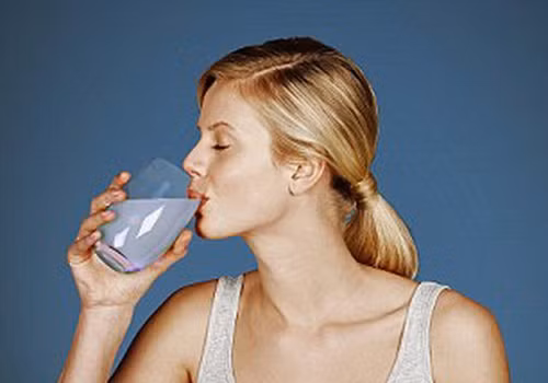 Đất sét bentonit. Đất sét bentonit có khả năng tạo ra sự "tích điện". Khi tiếp xúc với chất lỏng, thành phần điện của nó thay đổi, tạo cho nó khả năng hấp thụ các chất độc. Bentonite được biết đến với khả năng hấp thụ và loại bỏ chất độc, kim loại nặng, tạp chất và các hóa chất.