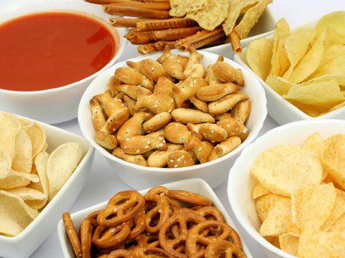 Thèm đồ mặn. Một trong những dấu hiệu cơ thể thừa muối là tình trạng thèm đồ mặn. Chính lượng muối dư thừa làm tăng cảm giác thèm thuồng này. Tuy nhiên thay vì chiều chuộng bản thân, bạn nên kiểm soát mình để tình trạng không tồi tệ hơn nữa.