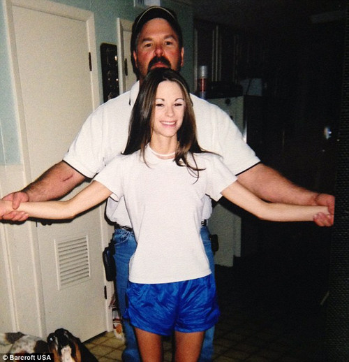 Hiện Laura nặng hơn 66kg, chiến đấu với chứng biếng ăn và chăm chỉ tập thể dục. Cô tin rằng, chính tập tạ đã cứu dỗi cuộc đời cô.