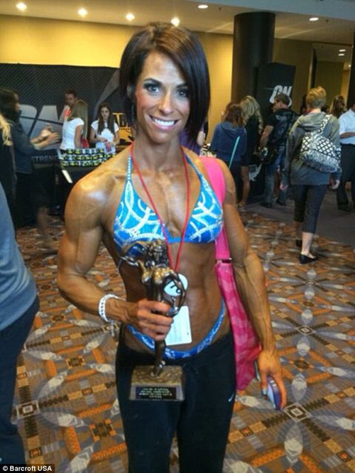 Thậm chí, họ buộc cô phải nghỉ học và chuyển về quê ở vùng Odessa, Texas để chăm sóc. May mắn thay, tập luyện và thay đổi chế độ ăn uống giúp Laura lấy lại được sức khỏe. Cô cũng khiến người khác ngạc nhiên vì lột xác ngoạn mục.