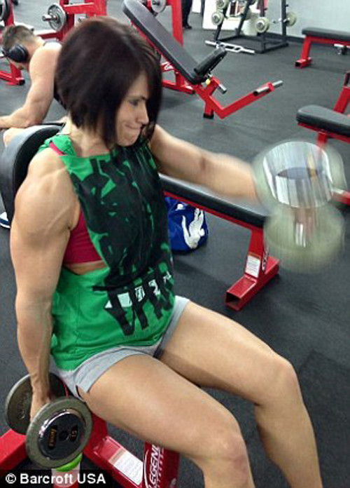 Thậm chí, Laura còn dành hàng giờ trên máy chạy bộ mỗi ngày nhằm đốt cháy thật nhiều calo mà cô đã ăn vào. Kết quả là, cha mẹ Laura vô cùng ngạc nhiên trước vẻ tiều tụy của con gái.