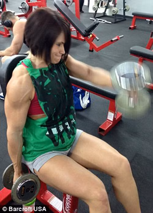 Thậm chí, Laura còn dành hàng giờ trên máy chạy bộ mỗi ngày nhằm đốt cháy thật nhiều calo mà cô đã ăn vào. Kết quả là, cha mẹ Laura vô cùng ngạc nhiên trước vẻ tiều tụy của con gái.