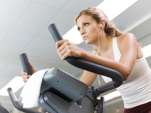 Không nên tham gia các bài tập luyện tốc độ nhanh, mạnh. Trước khi tập, cần khởi động nhẹ đầu gối ít nhất 1 phút. Đối với người chưa qua luyện tập, không nên đột nhiên đá chân cao để tránh tổn thương mặt sau của khớp gối do bị kéo căng.