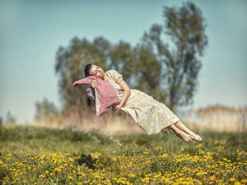 Ngủ rơi. Tình trạng ngủ rơi thường xảy ra khi bạn bắt đầu đi vào giấc ngủ rồi đột ngột cảm thấy như mình bước hụt, rơi từ vách đá, ngọn núi xuống. Ngủ rơi dễ khiến mọi người giật mình và tỉnh giấc song không có gì đáng ngại. Nó bắt nguồn từ sự hoạt động của não song một phần não bộ nào đó hoàn toàn bị “tê liệt” do bước vào chế độ nghỉ ngơi, khiến bạn bị “hẫng”.