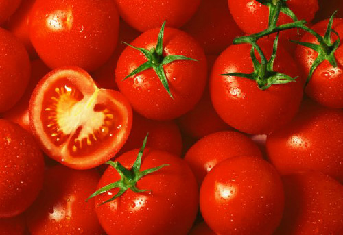 Cà chua. Lượng lycopene dồi dào giúp cà chua dễ dàng giúp người bệnh bớt khổ sở vì viêm khớp. Lưu ý, lycopene sẽ dễ hấp thu hơn nếu được nấu chín kĩ.