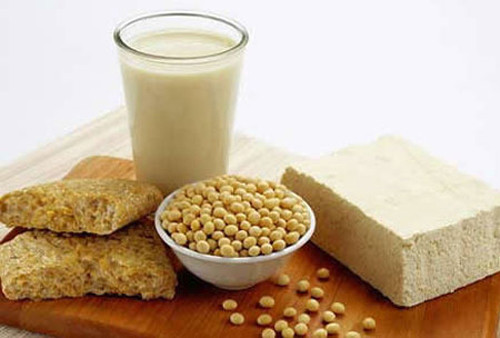 Đậu nành. Đậu nành là một trong những thực phẩm tốt nhất cho nỗ lực làm dịu các cơn đau khớp. Làm được điều này bởi đậu nành giàu protein và sắt mang lại hiệu quả giảm viêm, giảm đau.