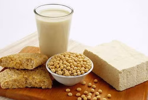 Đậu nành. Đậu nành là một trong những thực phẩm tốt nhất cho nỗ lực làm dịu các cơn đau khớp. Làm được điều này bởi đậu nành giàu protein và sắt mang lại hiệu quả giảm viêm, giảm đau.