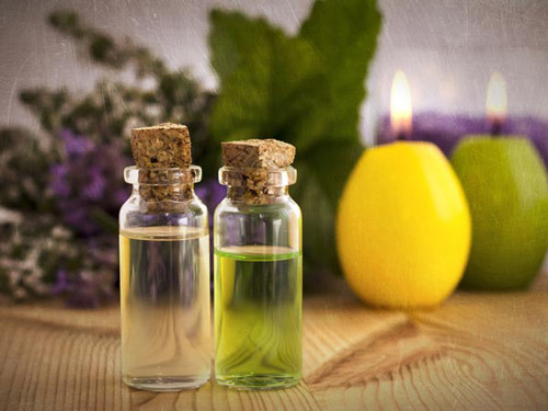 Chính vì vậy, cần tìm cách loại bỏ ráy tai mà không gây hại cho tai. Bạn có thể tận dụng ít dầu parafin bằng cách nhỏ 2 – 3 giọt vào tai, nằm ngửa bên tai vừa nhỏ chừng 5 phút rồi nghiêng đầu để ráy tai theo dung dịch chảy ra ngoài.