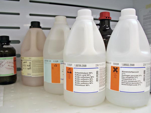 Nếu sử dụng hydrogen Peroxide (oxy già), bạn cần chắc chắn không nhỏ quá nhiều mức cần thiết. Để đảm bảo, bạn nên hòa hydrogen peroxide với chút nước ấm với tỉ lệ bằng nhau rồi nhỏ 2 – 3 giọt vào tai, giữ nguyên tư thế chừng 5 phút rồi nghiêng đầu để loại bỏ ráy tai.