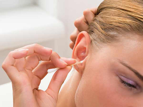 Nếu không có giấm táo, bạn có thể tận dụng dầu mù tạt để loại bỏ cảm giác ngứa ngáy trong tai. Chỉ cần vài giọt dầu mù tạt ấm là có thể làm mềm ráy tai, giúp chúng tự chảy ra ngoài dễ hơn.