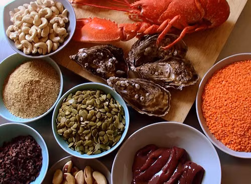 Chuyên gia sức khỏe cho biết, kẽm đóng vai trò kích thích hoạt động một số enzyme, là thành phần không thể thiếu cho quá trình tổng hợp protein và phân bào. Thiếu yếu tố vi lượng này khiến bạn dễ mắc cảm lạnh, cảm cúm và nhiễm trùng.