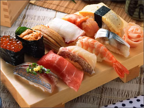 Kẽm thường tập trung ở võng mạc mắt, gan, tế bào máu, thận, xương và tuyến tụy. Để đảm bảo sự phát triển bình thường của cơ thể, chuyên gia sức khỏe khuyên nên đáp ứng nhu cầu kẽm hàng ngày bằng cách tăng cường các loại thực phẩm như hàu, củ cải, đậu, yến mạch, đậu phộng, sò, hạt bí ngô, thịt đỏ, ngũ cốc nguyên hạt và gừng.