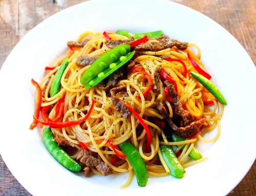 Bạn có thể dùng một chút thịt đỏ xào trong món mì xào, nước sốt mì ống song nên thái mỏng để giảm lượng thịt ăn vào thay vì để từng miếng thịt dày, to bản.