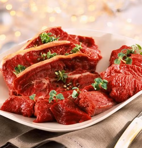 Sử dụng lượng nhỏ thịt đỏ. Nếu như cảm thấy hứng thú với hương vị từ thịt đỏ, bạn vẫn có thể dùng nó để chế biến món ăn song cần giảm lượng thịt để đảm bảo ngon miệng mà không làm hại đến sức khỏe.