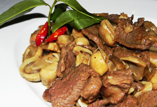 Trong khi đó, Hiệp hội Ung thư Canada cũng khuyên mỗi tuần chỉ nên ăn thịt đỏ 3 lần. Mỗi lần chừng 3 ounces (85 gram) là phù hợp.