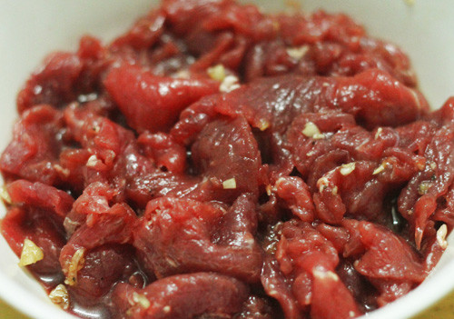 Nếu bắt buộc phải nướng, nên lật thịt thường xuyên để giảm sự hình thành HCAs và PAHs. Việc ướp thịt bằng nguyên liệu tự nhiên như xả, ớt, mật ong… trước khi nướng cũng giúp ngăn ngừa sự hình thành các chất gây ung thư.