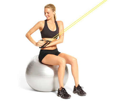 Ngồi trên trái bóng. Ngồi thư giãn trên trái bóng là cách tuyệt vời để giảm căng thẳng vùng lưng giữa và dưới lưng. Đây cũng là cách rất phù hợp cho giới văn phòng nếu không muốn đau lưng triền miên.