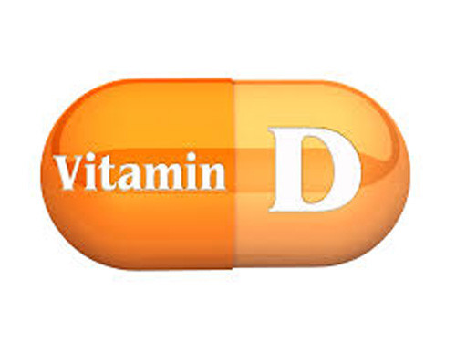Khi dùng vitamin D liều cao hoặc kéo dài dễ xảy ra hiện tượng cường vitamin D dẫn đến trẻ chán ăn, mệt mỏi, nôn, dày màng xương, làm tăng canxi máu. Với trẻ dưới 1 tuổi, lượng lớn vitamin D có thể gây kích thích, co giật, xương hóa sụn sớm. Với người lớn, liều cao có thể gây chán ăn, nôn, tiêu chảy, rối loạn tâm thần.