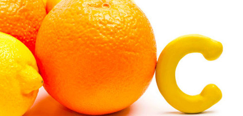 Vitamin C. Vitamin C là chất chống oxy hóa mạnh, tăng cường độ dẻo dai cho cơ thể. Vậy nhưng, những người đang bị cảm lạnh không nên sử dụng chúng bởi có thể ảnh hưởng đến tốc độ phục hồi. Bạn nên ăn quýt, cam, dâu tây thay vì uống viên bổ sung song tuyệt đối không vượt quá 2000mg trong một ngày bởi điều này có thể khiến bạn khốn đốn vì sỏi thận.