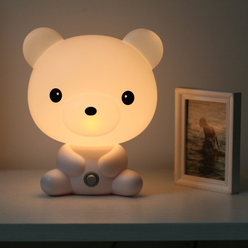 Đặc biệt, bé 1 tháng tuổi bắt đầu tìm hiểu sự khác biệt giữa ngày, đêm và bạn nên hỗ trợ bé trong quá trình này. Thay vì để đèn sáng cả đêm, các mẹ nên tìm mua một chiếc đèn chiếu sáng vừa đủ để theo dõi con vừa không ảnh hưởng đến chất lượng giấc ngủ.