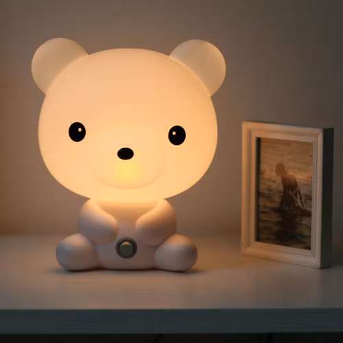 Đặc biệt, bé 1 tháng tuổi bắt đầu tìm hiểu sự khác biệt giữa ngày, đêm và bạn nên hỗ trợ bé trong quá trình này. Thay vì để đèn sáng cả đêm, các mẹ nên tìm mua một chiếc đèn chiếu sáng vừa đủ để theo dõi con vừa không ảnh hưởng đến chất lượng giấc ngủ.