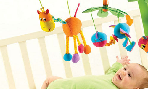 Không đặt đồ chơi vào nôi khi bé ngủ. Đặt đồ chơi vào nôi khi bé ngủ có thể khiến chúng chạm vào mặt, bịt mũi gây hại. Đặc biệt, không ít trẻ từng bị ngạt thở vì những thứ vướng víu này.