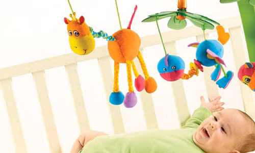 Không đặt đồ chơi vào nôi khi bé ngủ. Đặt đồ chơi vào nôi khi bé ngủ có thể khiến chúng chạm vào mặt, bịt mũi gây hại. Đặc biệt, không ít trẻ từng bị ngạt thở vì những thứ vướng víu này.