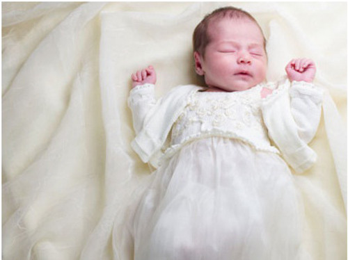 Nên đặt bé nằm ngửa. Nhiều bà mẹ lo lắng con đổ mồ hôi lưng dễ nhiễm lạnh nên tìm cách đặt bé nằm nghiêng song điều này không tốt bởi nó có thể bé bị ngạt thở. Theo Viện Hàn lâm Nhi khoa Mỹ, muốn giảm tỷ lệ hội chứng trẻ sơ sinh chết đột ngột (SIDS) nên đặt bé nằm ngửa.