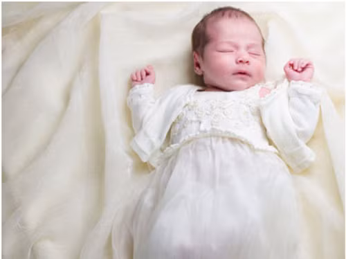 Nên đặt bé nằm ngửa. Nhiều bà mẹ lo lắng con đổ mồ hôi lưng dễ nhiễm lạnh nên tìm cách đặt bé nằm nghiêng song điều này không tốt bởi nó có thể bé bị ngạt thở. Theo Viện Hàn lâm Nhi khoa Mỹ, muốn giảm tỷ lệ hội chứng trẻ sơ sinh chết đột ngột (SIDS) nên đặt bé nằm ngửa.