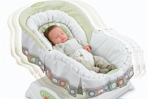 Tập cho bé thói quen tự ngủ. Không ít bà mẹ bị xem là “đoảng” khi để bé nằm bơ vơ trong đêm song điều này rất cần thiết để bé hình thành thói quen tự ngủ. Tuy nhiên, nếu bé thức dậy vì mệt mỏi trong người hay đói thì mẹ nên tìm cách giúp con nhanh chóng đi vào giấc ngủ.