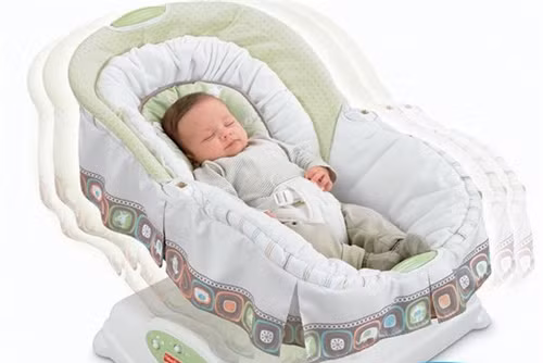 Tập cho bé thói quen tự ngủ. Không ít bà mẹ bị xem là “đoảng” khi để bé nằm bơ vơ trong đêm song điều này rất cần thiết để bé hình thành thói quen tự ngủ. Tuy nhiên, nếu bé thức dậy vì mệt mỏi trong người hay đói thì mẹ nên tìm cách giúp con nhanh chóng đi vào giấc ngủ.