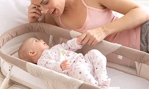 Không chơi với bé lúc nửa đêm. Việc chưa phân biệt được ngày đêm khiến trẻ có thể thức dậy giữa đêm để chơi. Nếu bạn đồng tình và chơi đùa với bé lúc này sẽ khiến trẻ khó lấy lại giấc ngủ. Tốt hơn, bạn nên để bé một mình chơi rồi ru con ngủ khi cần thiết.