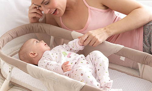 Không chơi với bé lúc nửa đêm. Việc chưa phân biệt được ngày đêm khiến trẻ có thể thức dậy giữa đêm để chơi. Nếu bạn đồng tình và chơi đùa với bé lúc này sẽ khiến trẻ khó lấy lại giấc ngủ. Tốt hơn, bạn nên để bé một mình chơi rồi ru con ngủ khi cần thiết.