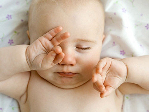 Dù chu kỳ giấc ngủ ngắn song bé cũng có trạng thái buồn ngủ. Một trong những dấu hiệu trẻ muốn ngủ là dụi mắt, khóc, nhìn chằm chằm vào một vật hoặc liên tục đảo mắt nhìn xung quanh.