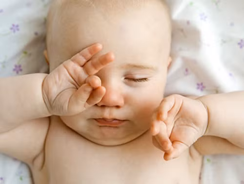 Dù chu kỳ giấc ngủ ngắn song bé cũng có trạng thái buồn ngủ. Một trong những dấu hiệu trẻ muốn ngủ là dụi mắt, khóc, nhìn chằm chằm vào một vật hoặc liên tục đảo mắt nhìn xung quanh.