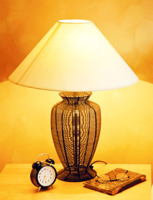 Không nên thắp đèn cho bé ngủ. Chu kỳ giấc ngủ của bé 1 tháng tuổi ngắn hơn nhiều so với người lớn. Điều này đồng nghĩa với việc bé ngủ song có thể thức dậy dễ dàng. Việc để đèn có thể khiến bé khó phân biệt ngày đêm về lâu dài sẽ khiến bé khó hình thành thói quen ngủ sâu giấc vào ban đêm.