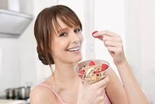 Để cải thiện, chị em nên tắm rửa hàng ngày bằng nước ấm để tăng cường lưu thông máu, mặc quần áo thoáng, rộng rãi kết hợp chế độ ăn hợp lý. Nếu cần thiết, bạn có thể tận dụng những thực phẩm có lợi cho giấc ngủ hoặc uống thuốc dưới sự chỉ dẫn của bác sĩ.