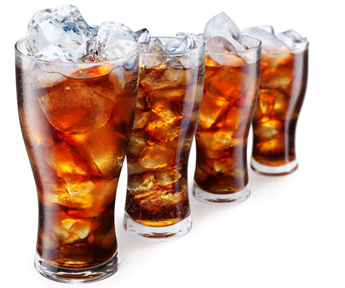 Nước giải khát. Nước giải khát chứa nhiều đường, hóa chất và màu nhân tạo. Những hóa chất trong nước giải khát từng được chứng minh có thể mang tới 92 tác dụng phụ khác nhau, thậm chí có thể gây ra các vấn đề sức khỏe nghiêm trọng như ung thư.