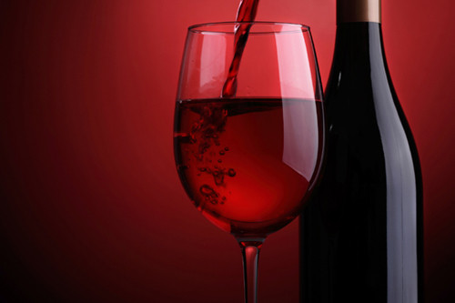 Rượu vang đỏ. Rượu vang đỏ được đánh giá là đồ uống khá tốt cho sức khỏe. Ngoài các chất chống oxy hóa có lợi, rượu vang đỏ còn được ví như chất an thần tự nhiên.